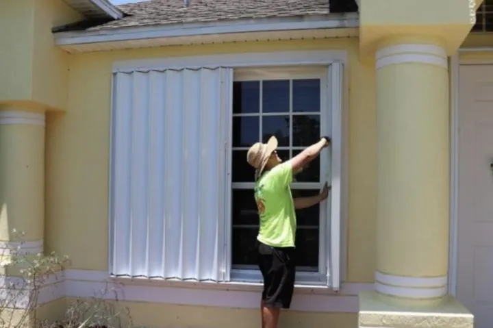 Affordable+Glass+Protection+accordion+shutter2-1024h